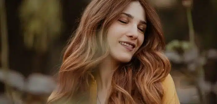 Cheveux élastiques : signes et solutions pour des cheveux en santé